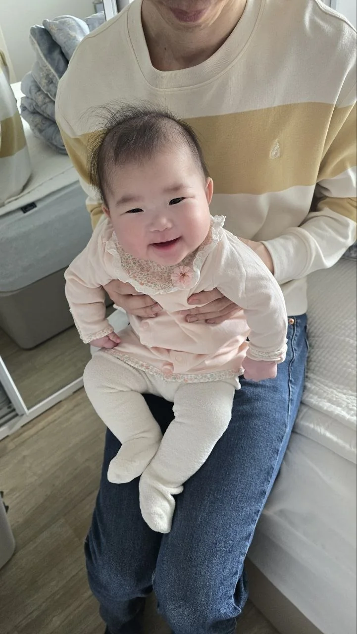 품에 안겨 크게 웃는 로희