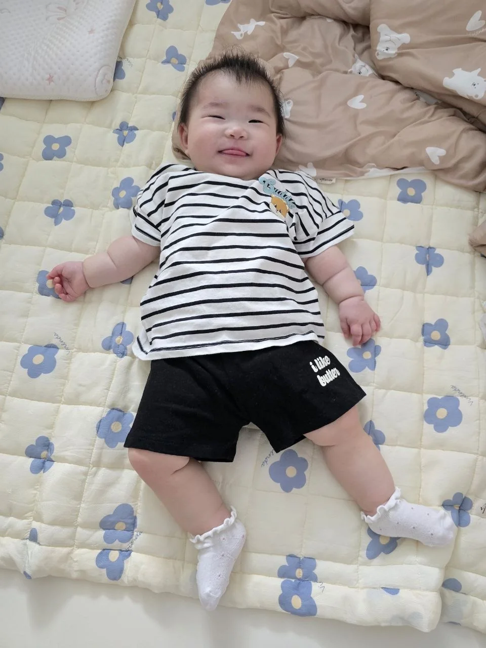일상 속에서 환하게 웃는 로희