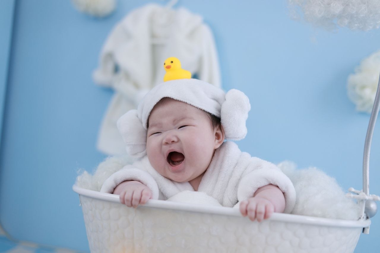 흰 목욕가운을 입고 환하게 웃는 50일 로희
