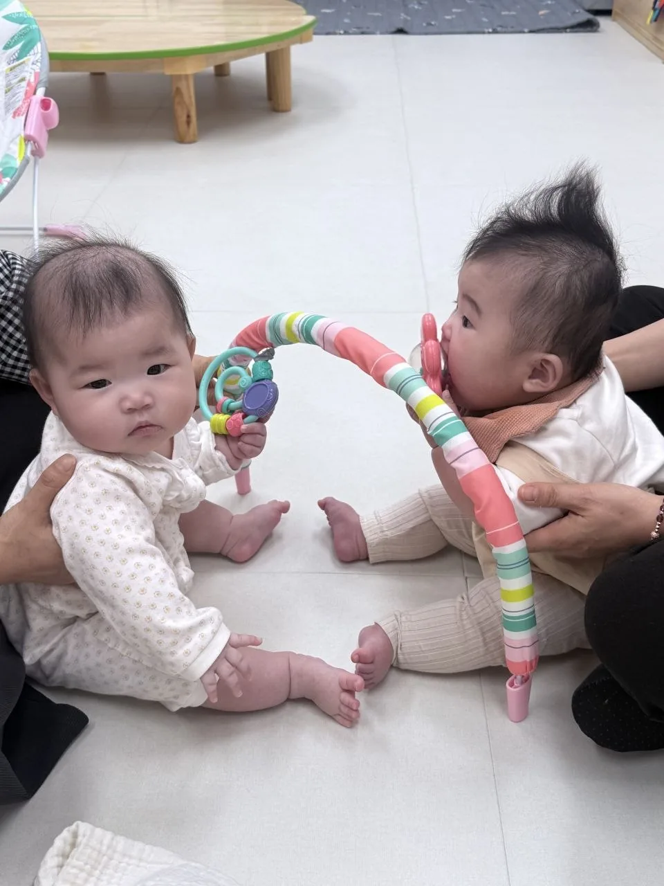 친구와 처음 마주 앉은 로희