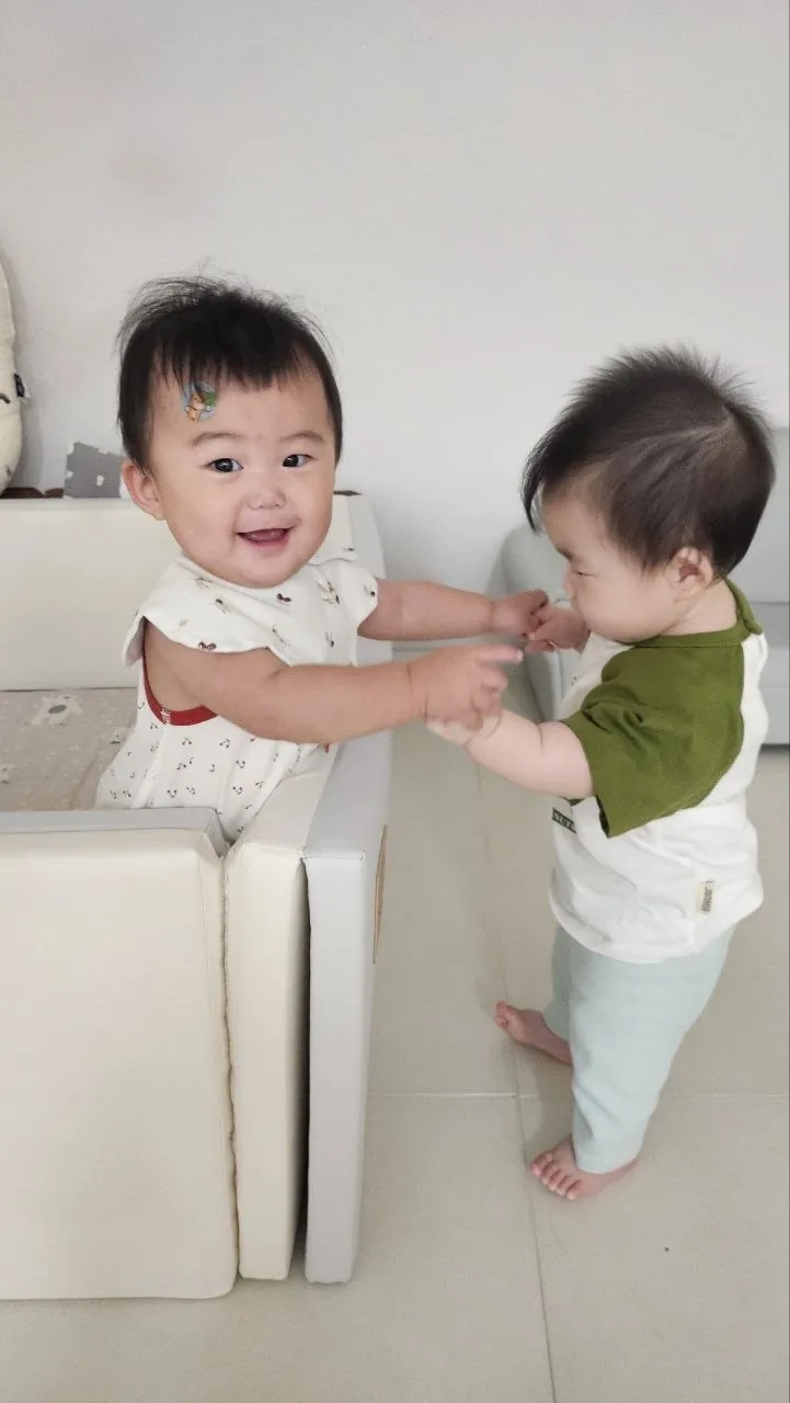 친구와 손을 잡고 서 있는 로희