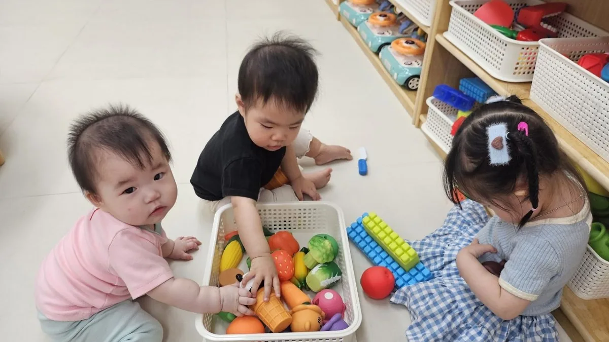 친구들과 채소 장난감 역할놀이를 하는 로희