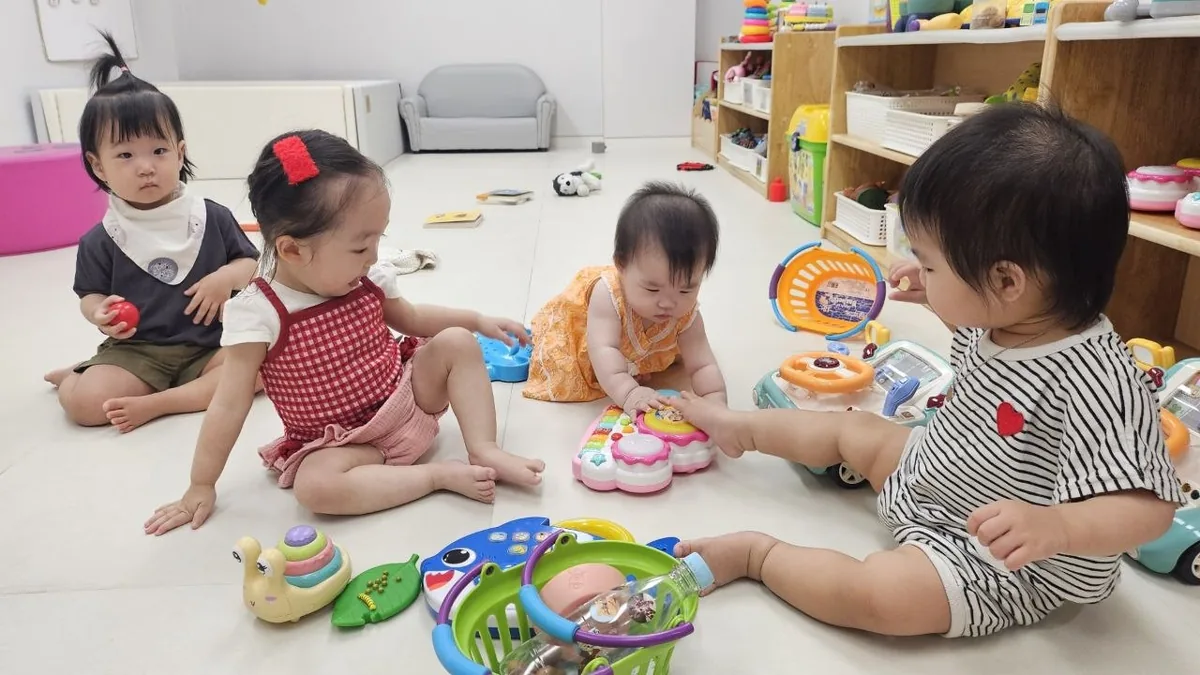 여러 친구들과 둘러앉아 노는 로희