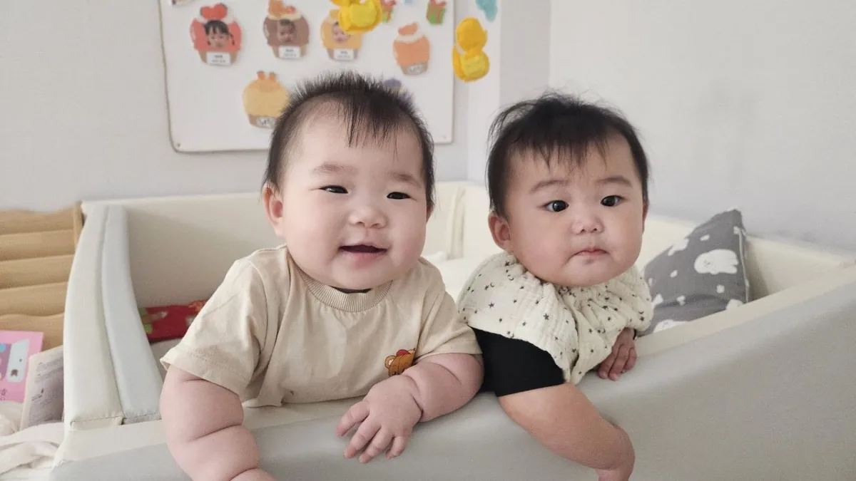 친구와 함께 환하게 웃는 로희
