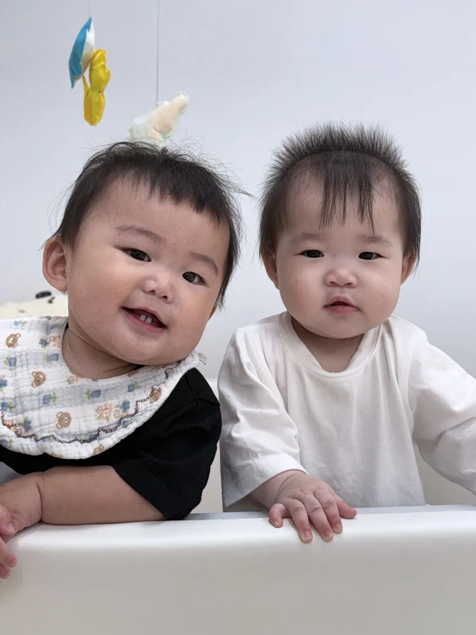 친구와 나란히 카메라를 바라보는 로희