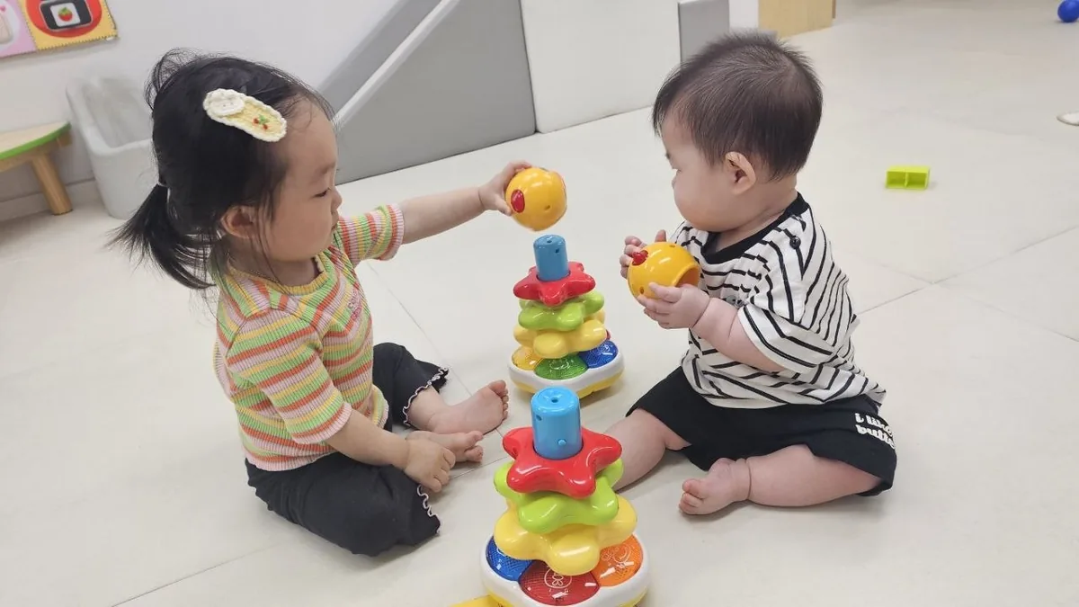 친구와 장난감을 나누는 로희