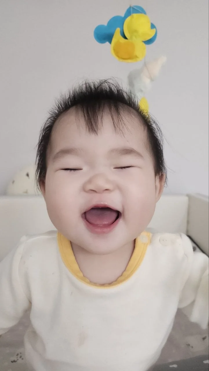 눈을 감고 활짝 웃는 로희의 얼굴