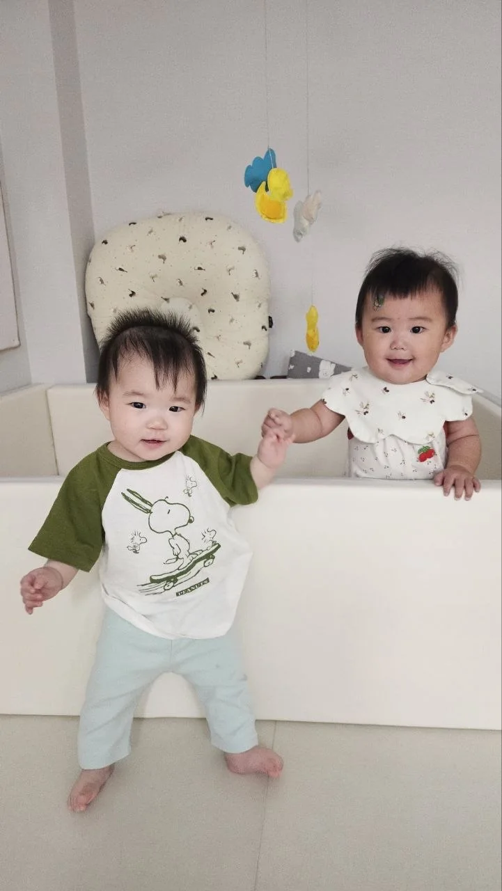 친구와 손을 잡고 함께 서 있는 로희