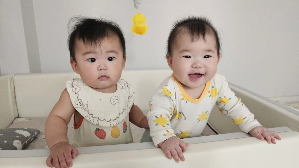 친구와 함께 서서 웃는 로희