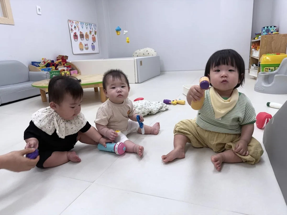 세 친구와 함께 앉아 노는 로희