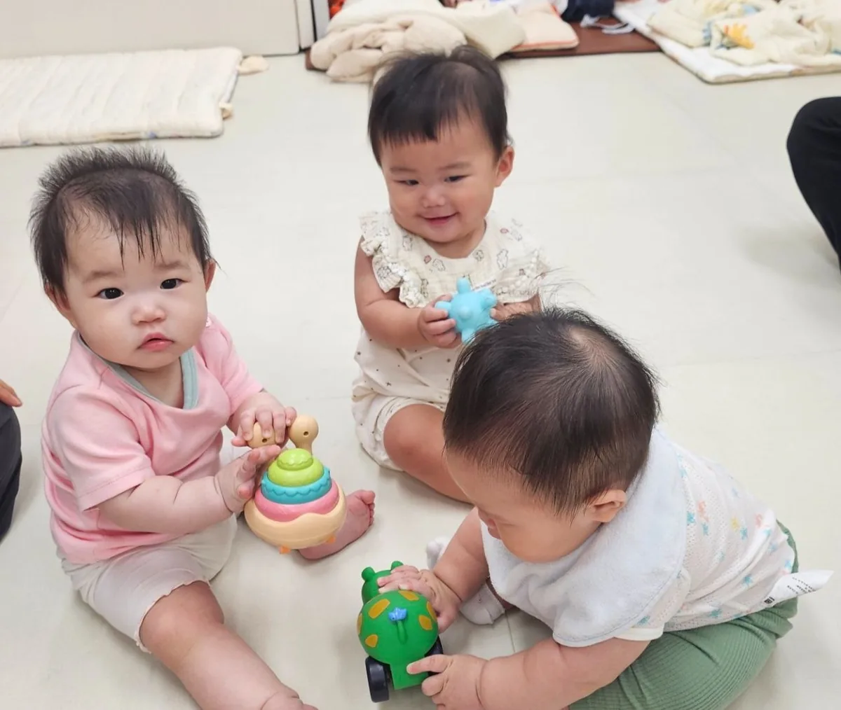 친구들과 둘러앉아 장난감을 탐색하는 로희