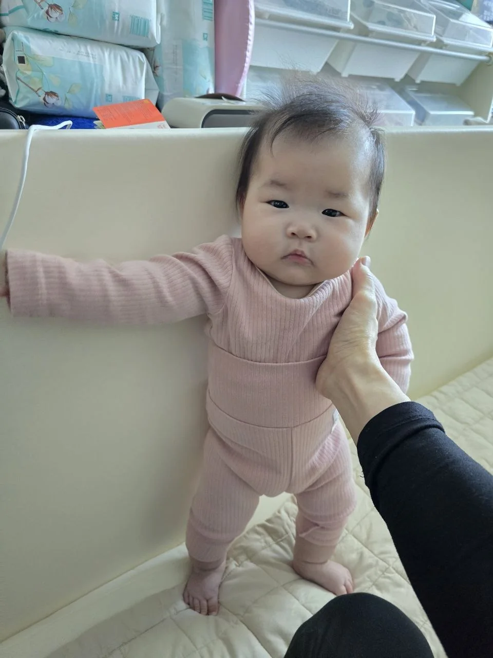 가구를 잡고 선 로희