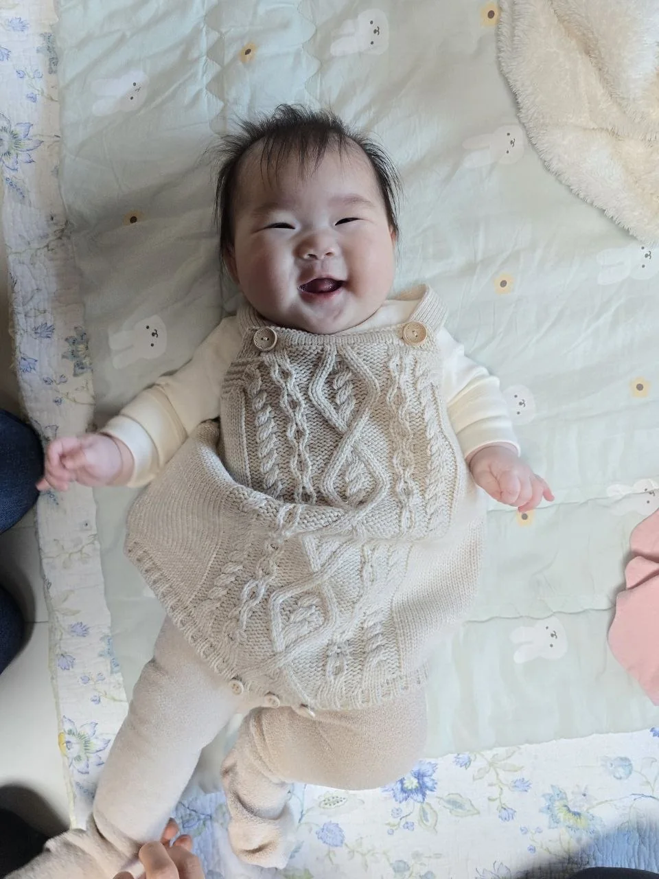 따뜻한 니트 옷을 입고 웃는 로희